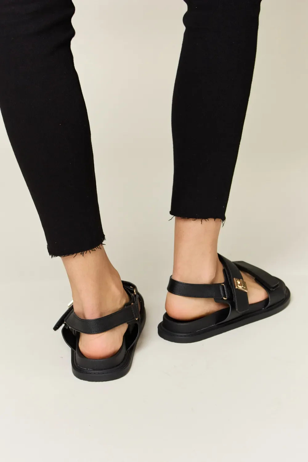 Sandalias WILD DIVA con talón descubierto de doble tira de velcro