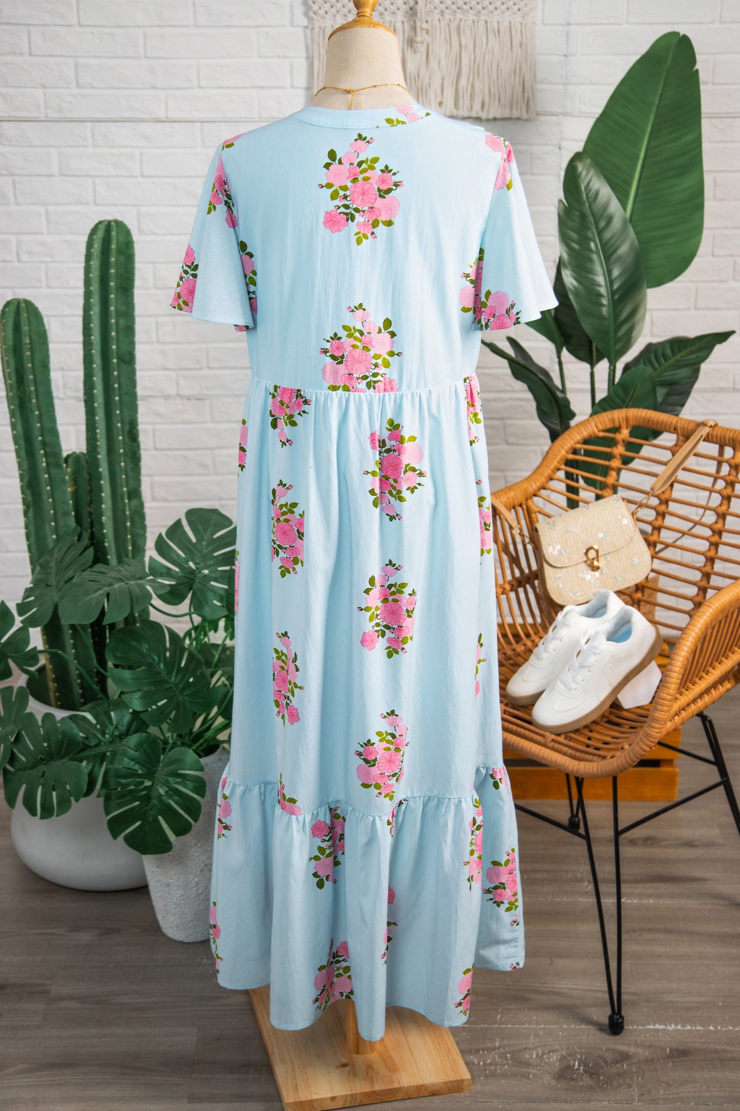 Vestido maxi con estampado floral, manga corta con volantes y cuello con muesca en azul cielo