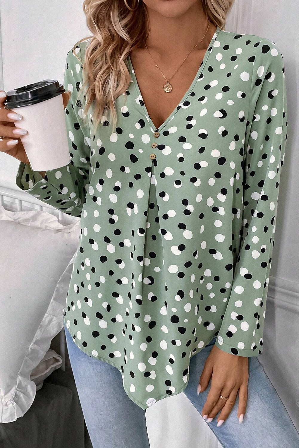 Blusa de cuello V con botones y estampado de lunares verdes