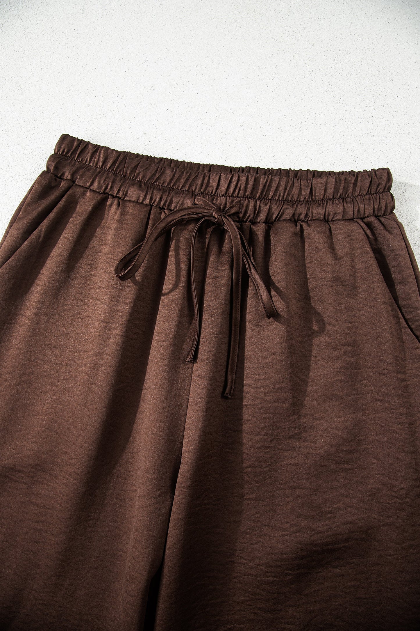 Conjunto de 2 piezas: top suelto de manga larga con cuello de pico trenzado marrón oscuro y pantalones de talle alto con cordón