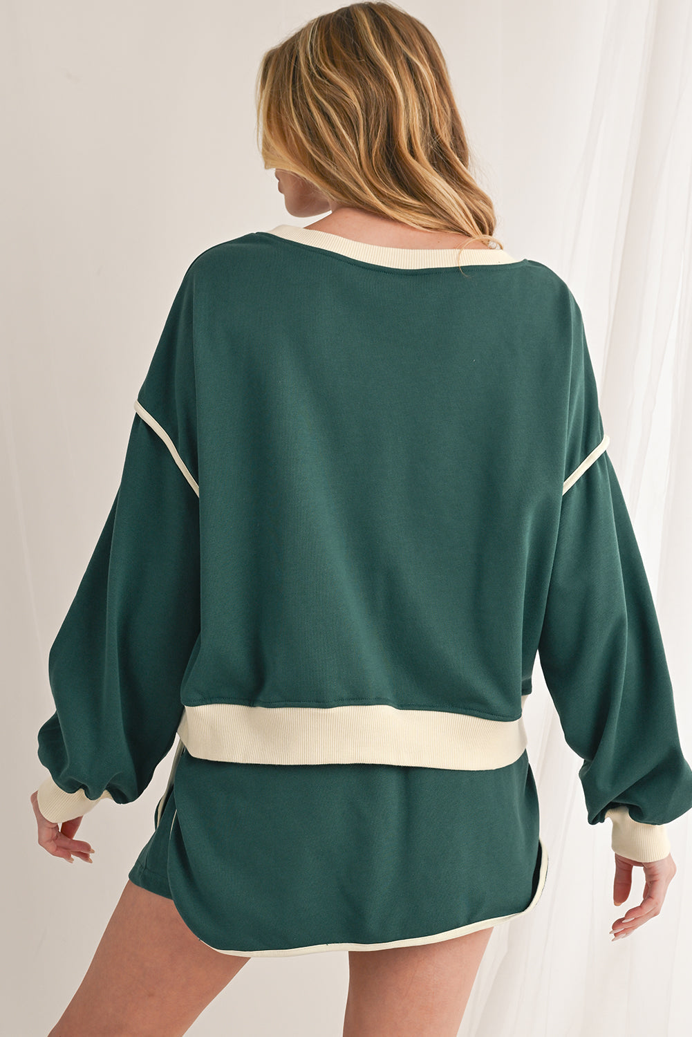 Conjunto de jersey suelto con ribete en contraste Evergreen y skort con cordones en la cintura