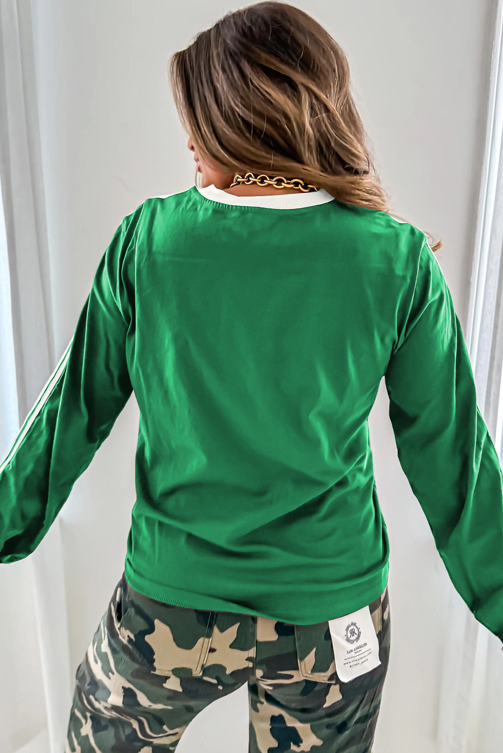 Camiseta de manga larga con cuello redondo, contraste de color y rayas universitarias en verde brillante