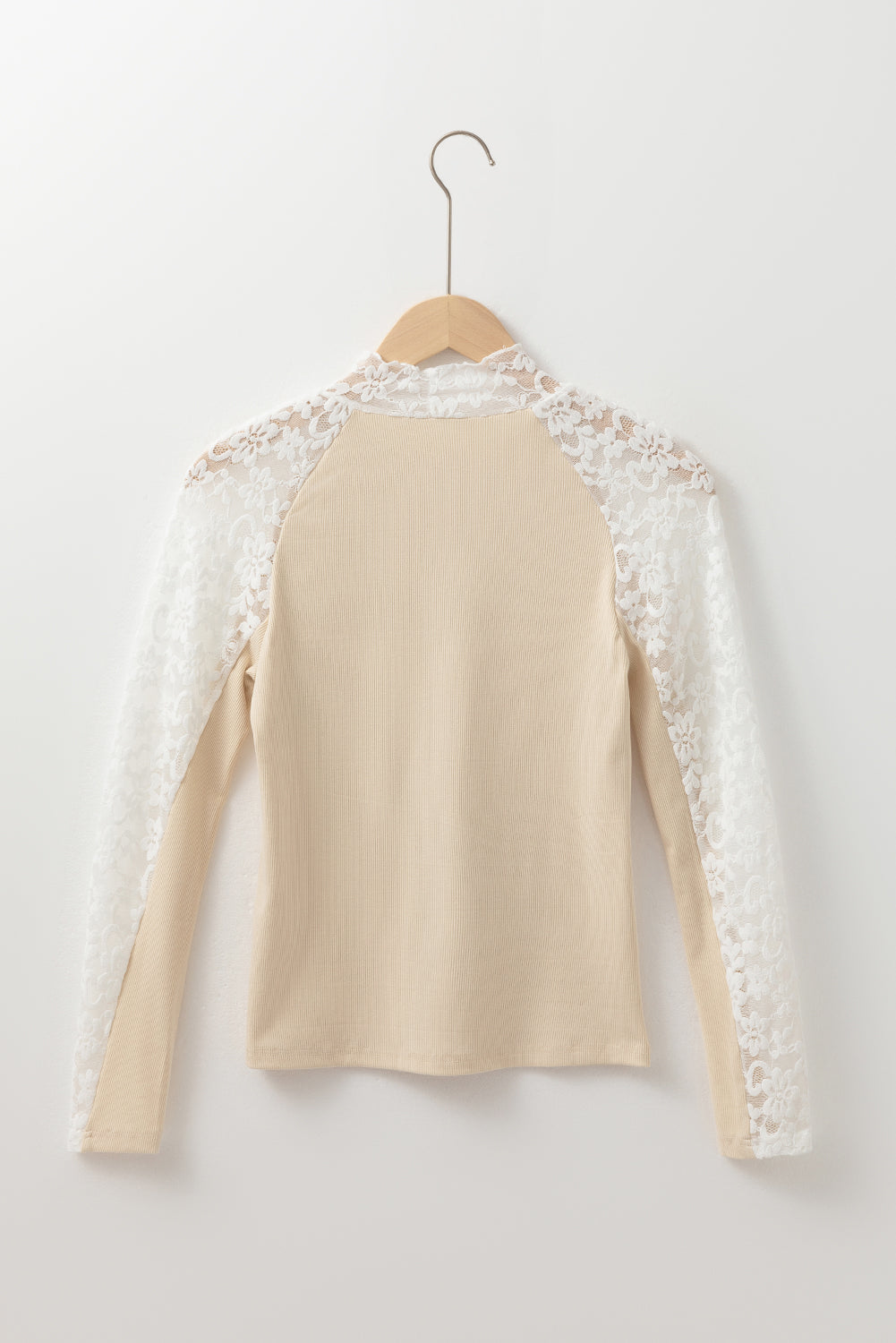 Top entallado de manga larga con cuello alto y retales de encaje floral beige