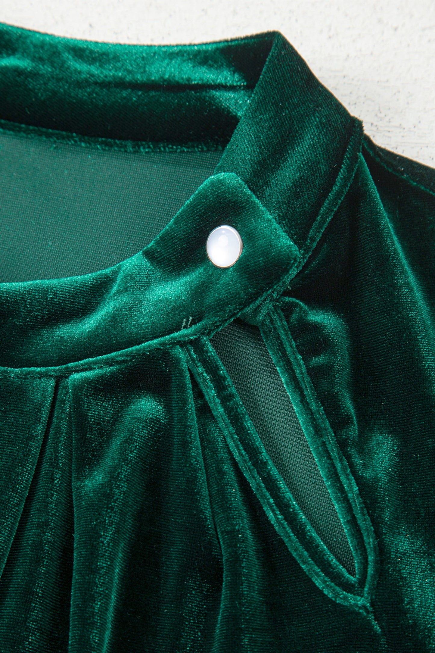 Blusa de terciopelo de manga larga con cuello ojo de cerradura y botones asimétricos Evergreen
