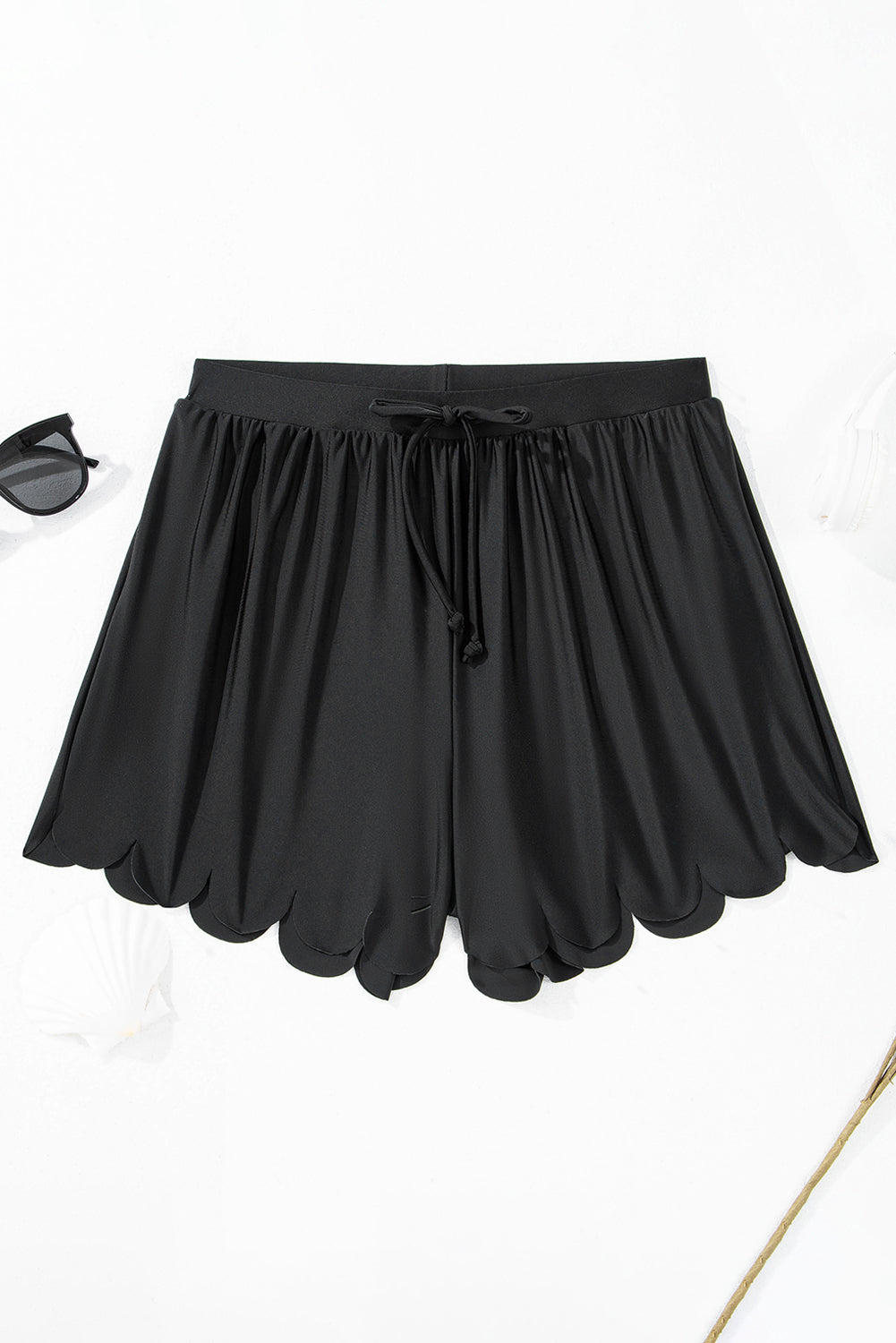 Pantalón corto de playa con cordón y ribete festoneado en negro