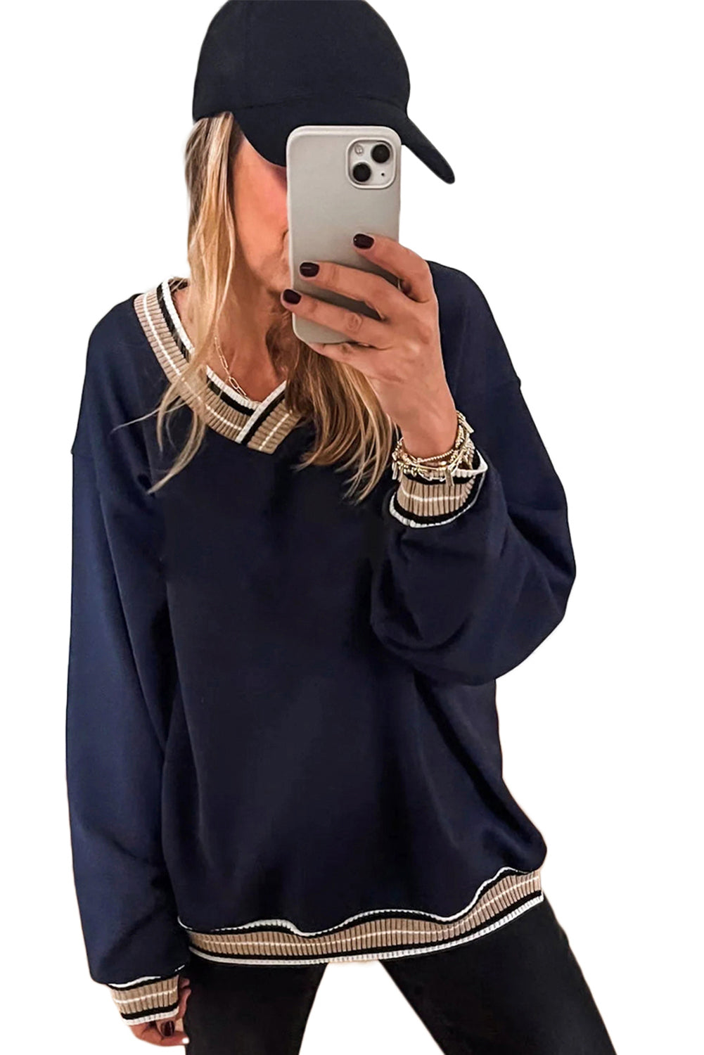 Sudadera gris con cuello en V y ribete de contraste de estilo universitario