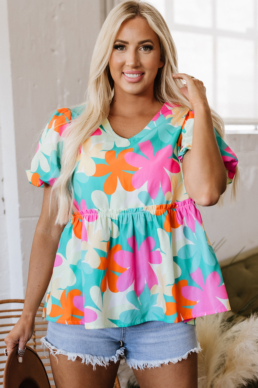 Blusa peplum con estampado floral rosa, cuello en V y mangas abullonadas