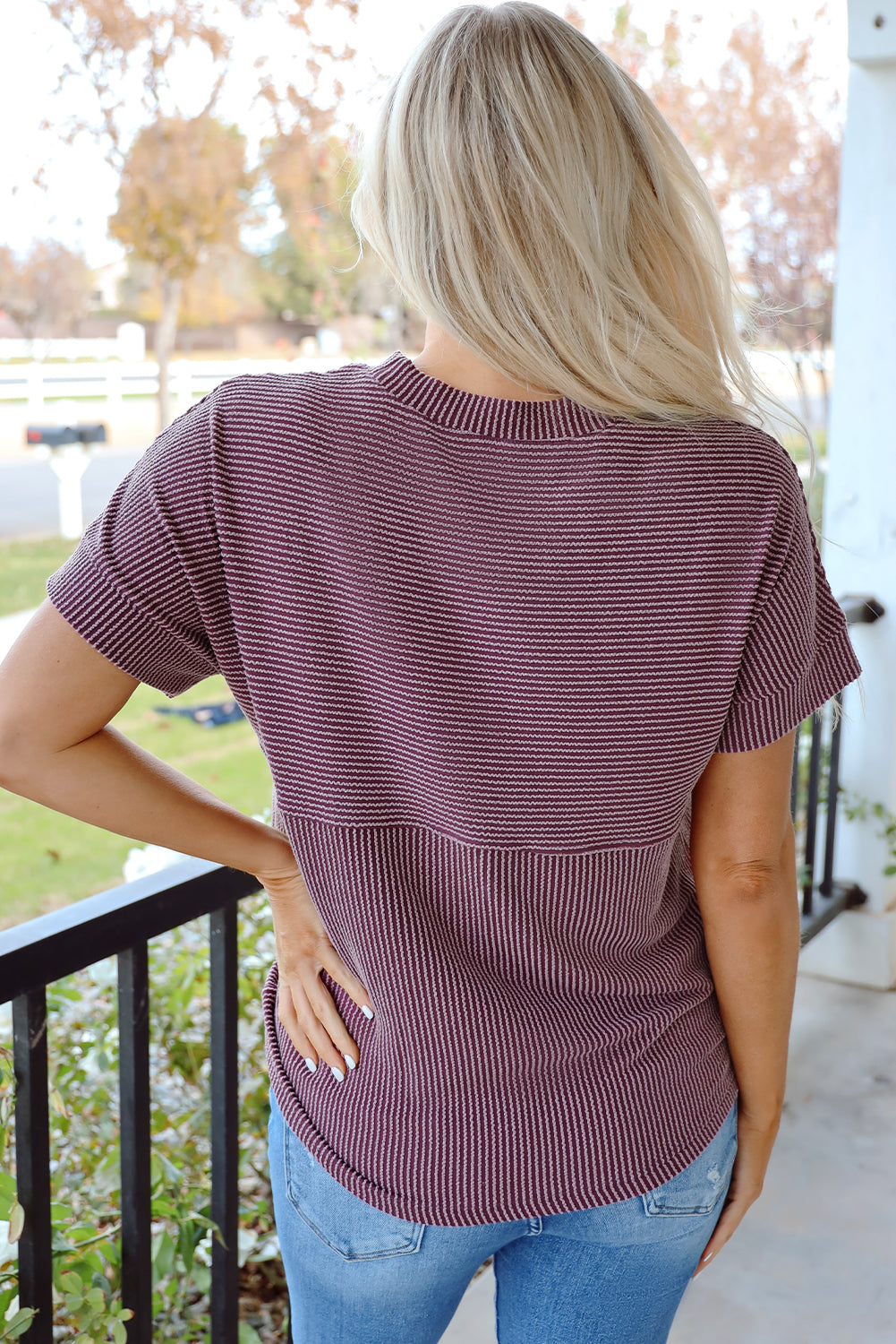 Camiseta de punto acanalado liso rosa brillante con cuello simulado