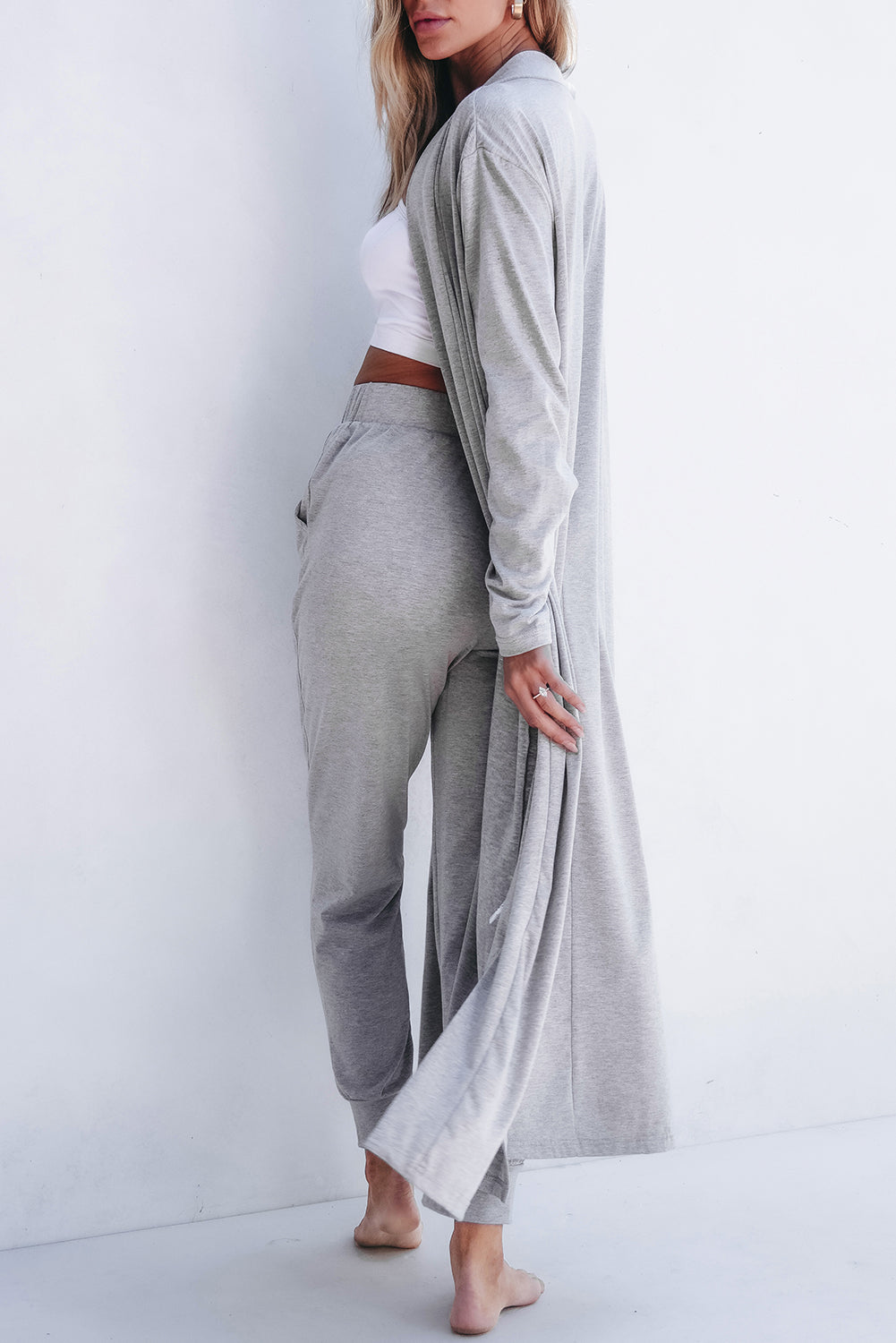 Conjunto de salón de cárdigan largo abierto y pantalones pitillo gris claro