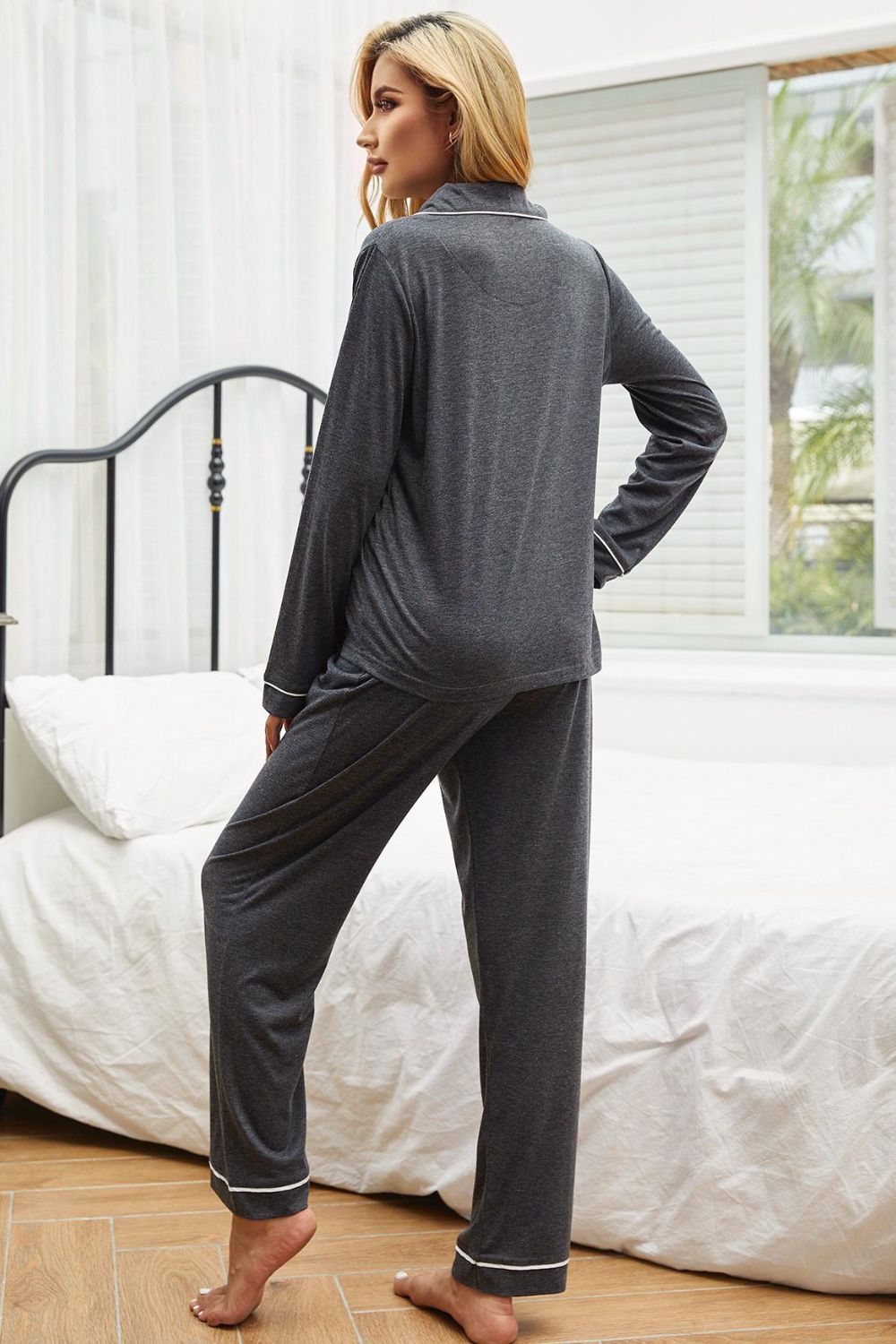 Conjunto de loungewear de top y pantalón con botones y ribete en contraste