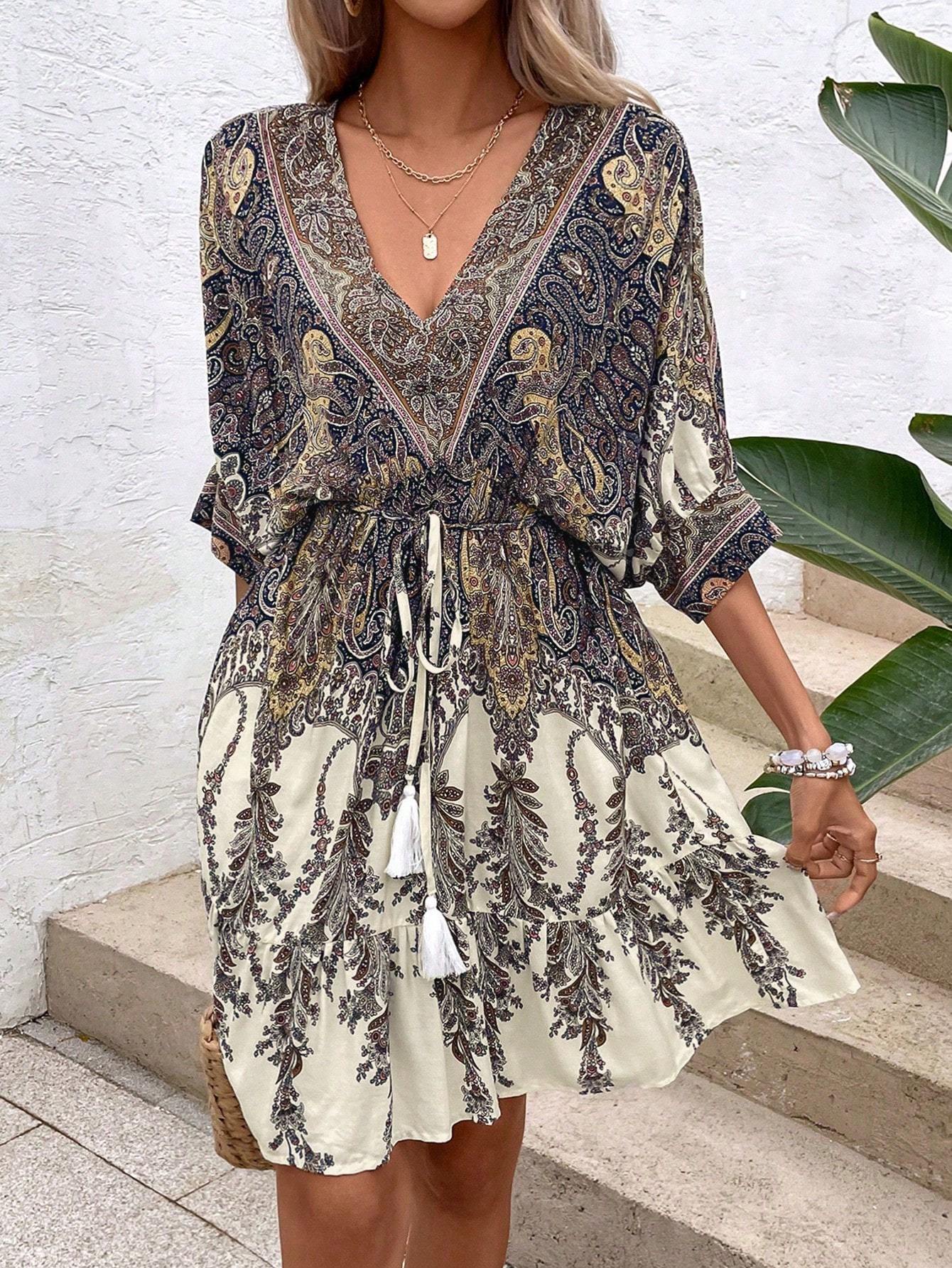 Vestido con estampado de Paisley, manga murciélago, borlas en el frente y bajo con volantes