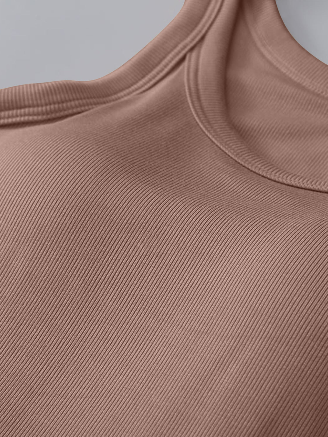 Camiseta sin mangas de cuello redondo con sujetador