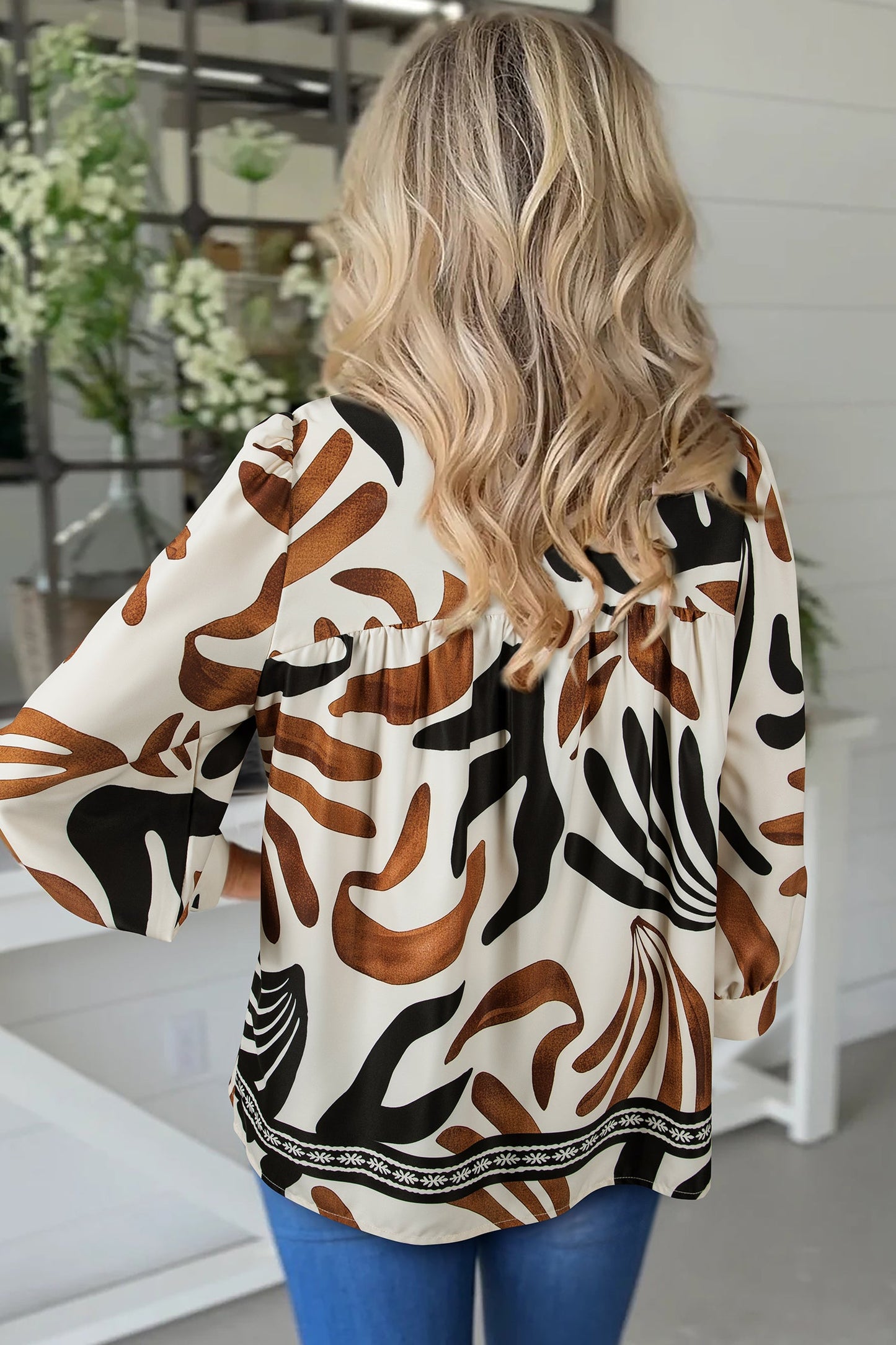 Blusa suelta con estampado abstracto marrón y mangas abullonadas
