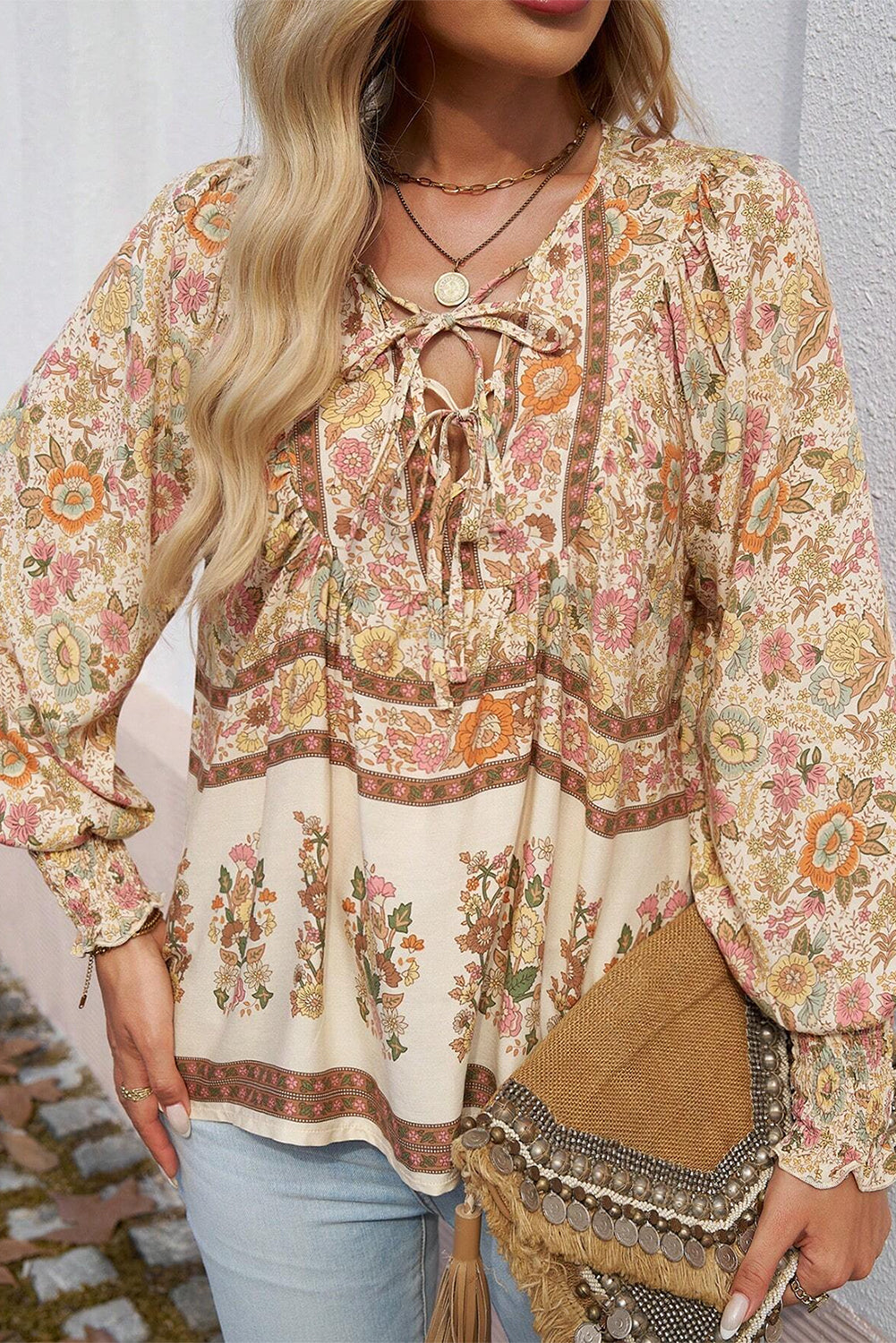 Blusa con estampado floral amarillo, lazo en el cuello y mangas farol