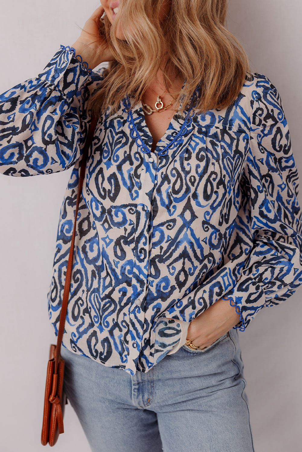 Camisa de manga larga bordada con cuello en V y estampado bohemio azul