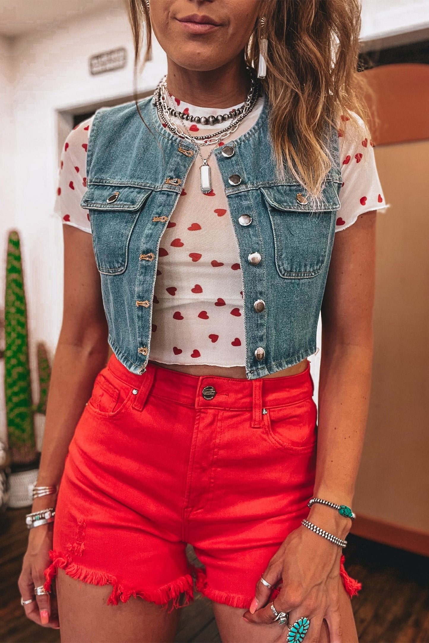 Top de malla de manga corta con estampado integral de corazones rojos