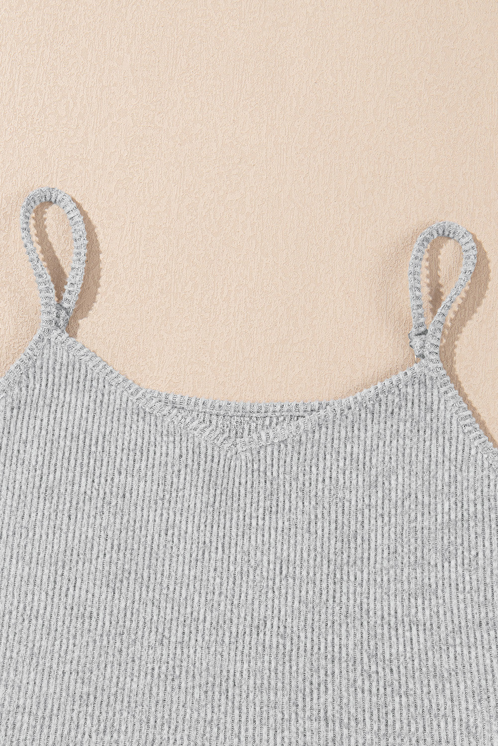 Conjunto de salón de 3 piezas en canalé gris claro: top corto, shorts a juego y cárdigan