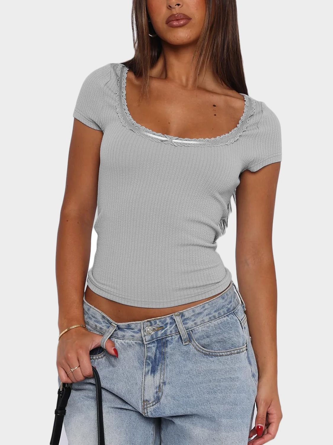 Camiseta de manga corta con cuello redondo y detalles de encaje
