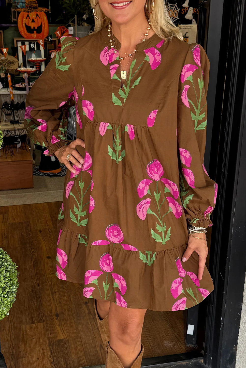 Vestido de túnica estilo babydoll con estampado floral en contraste marrón, dobladillo con volantes y mangas abullonadas