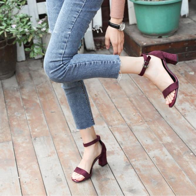 Women's Mid-Heel Buckle Roman