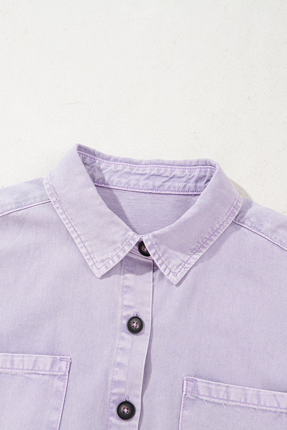 Vestido camisero vaquero de manga corta con dos bolsillos en el pecho y color pétalo de orquídea