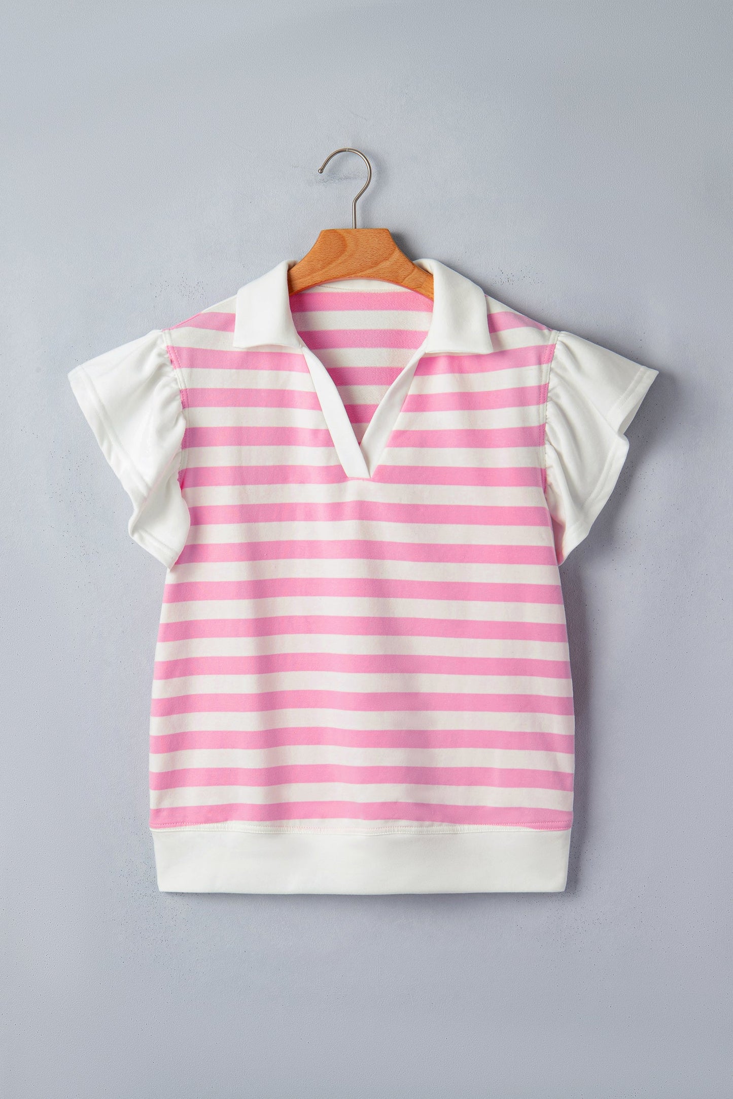Blusa rosa a rayas con cuello en V y manga corta con volantes