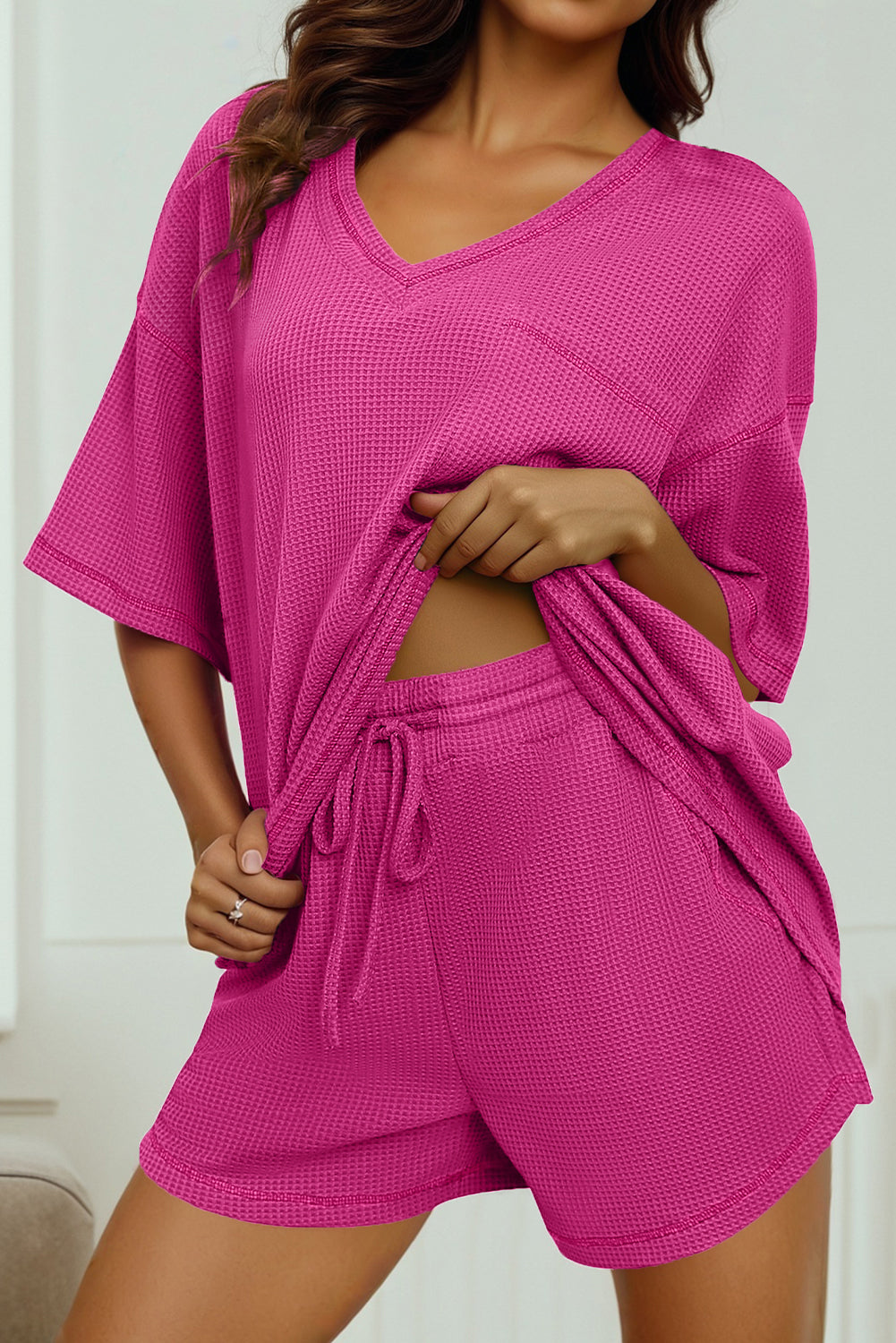Conjunto de shorts con cordón y camiseta holgada de cuello en V con textura gofre de color rojo rosa