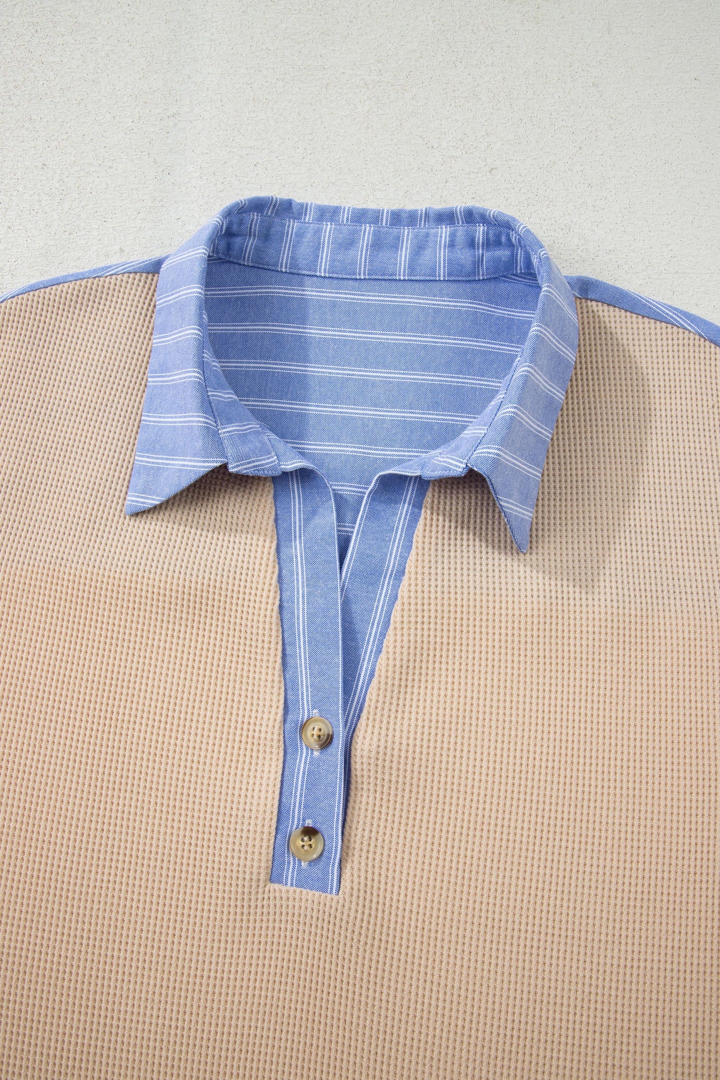 Top de punto waffle con cuello, rayas y ribete en contraste de talla grande Parchment