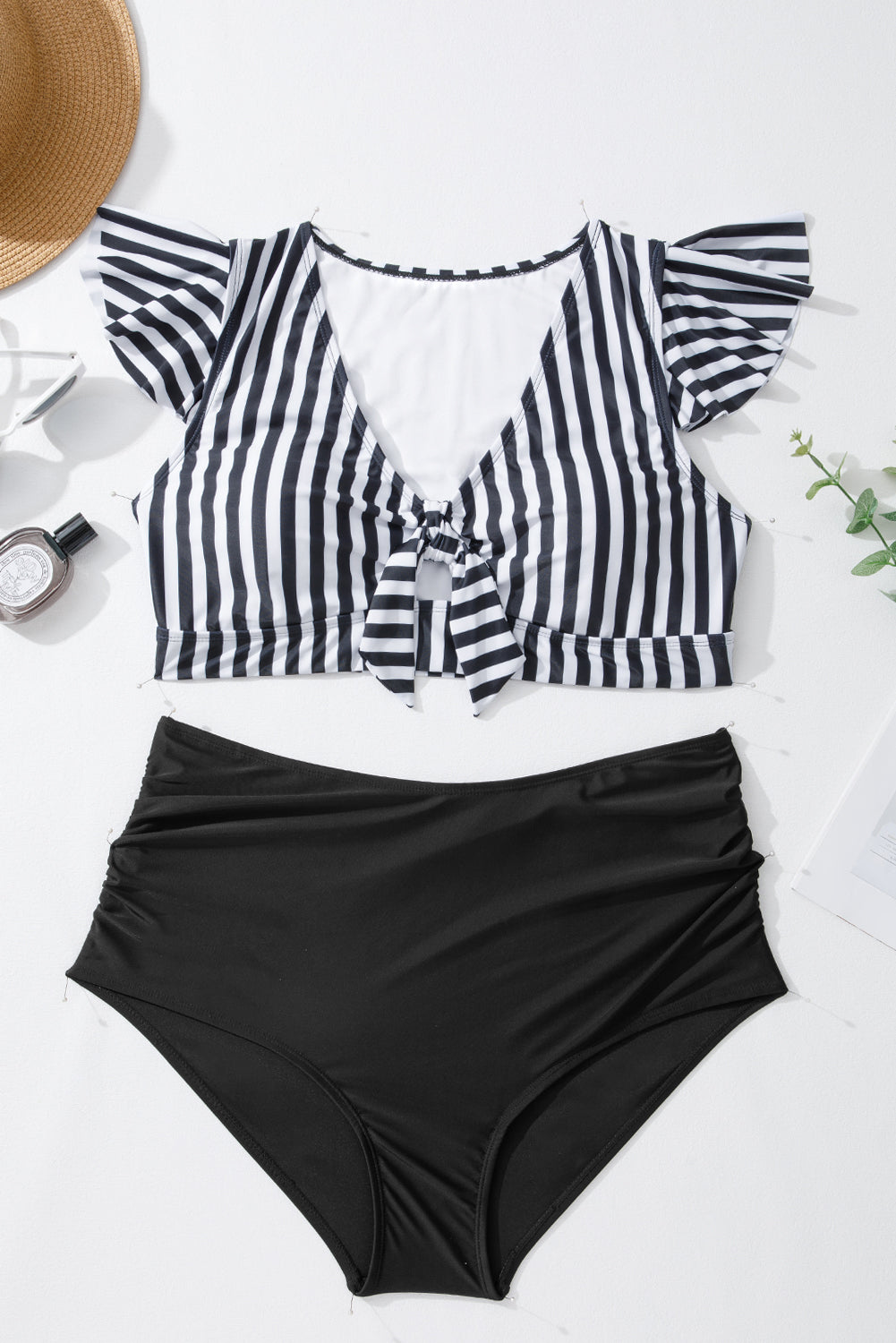 Traje de baño de 2 piezas a rayas negras de talla grande con nudo, abertura, manga con volantes y cintura alta