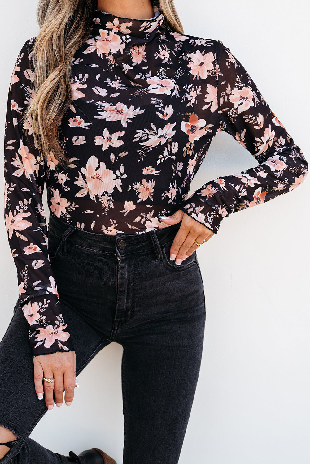 Top de manga larga de malla floral negra ajustado con cuello alto
