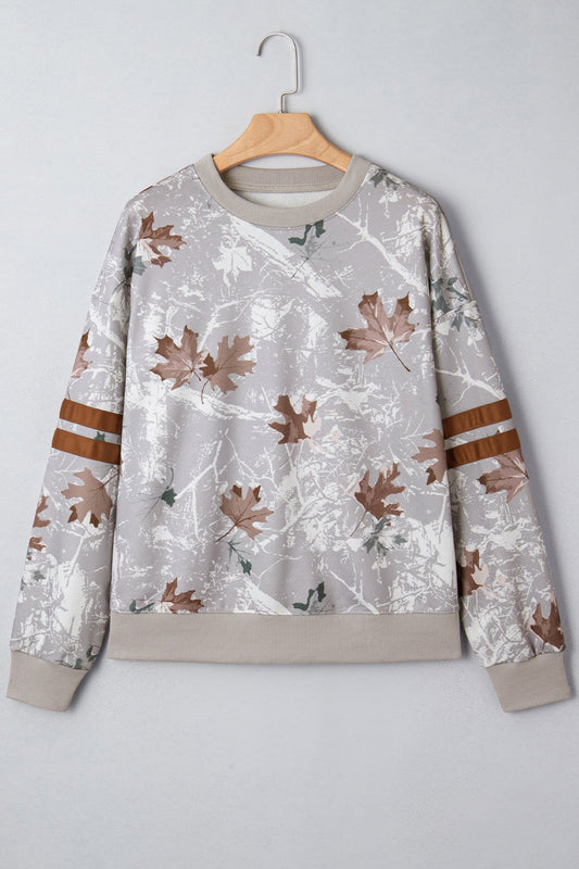 Sudadera informal de camuflaje de hoja de arce gris con rayas universitarias en las mangas