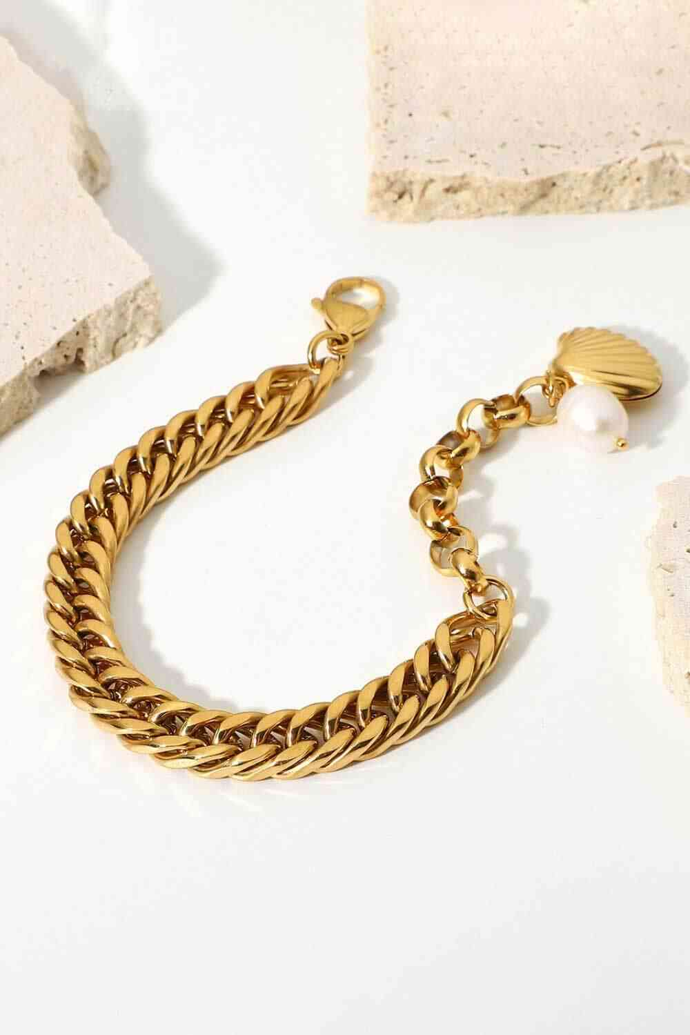 Pulsera de cadena barbada con baño de oro de 18 quilates GlamGold – Elegante detalle de perla. Consulta la tabla de tallas en "más detalles".