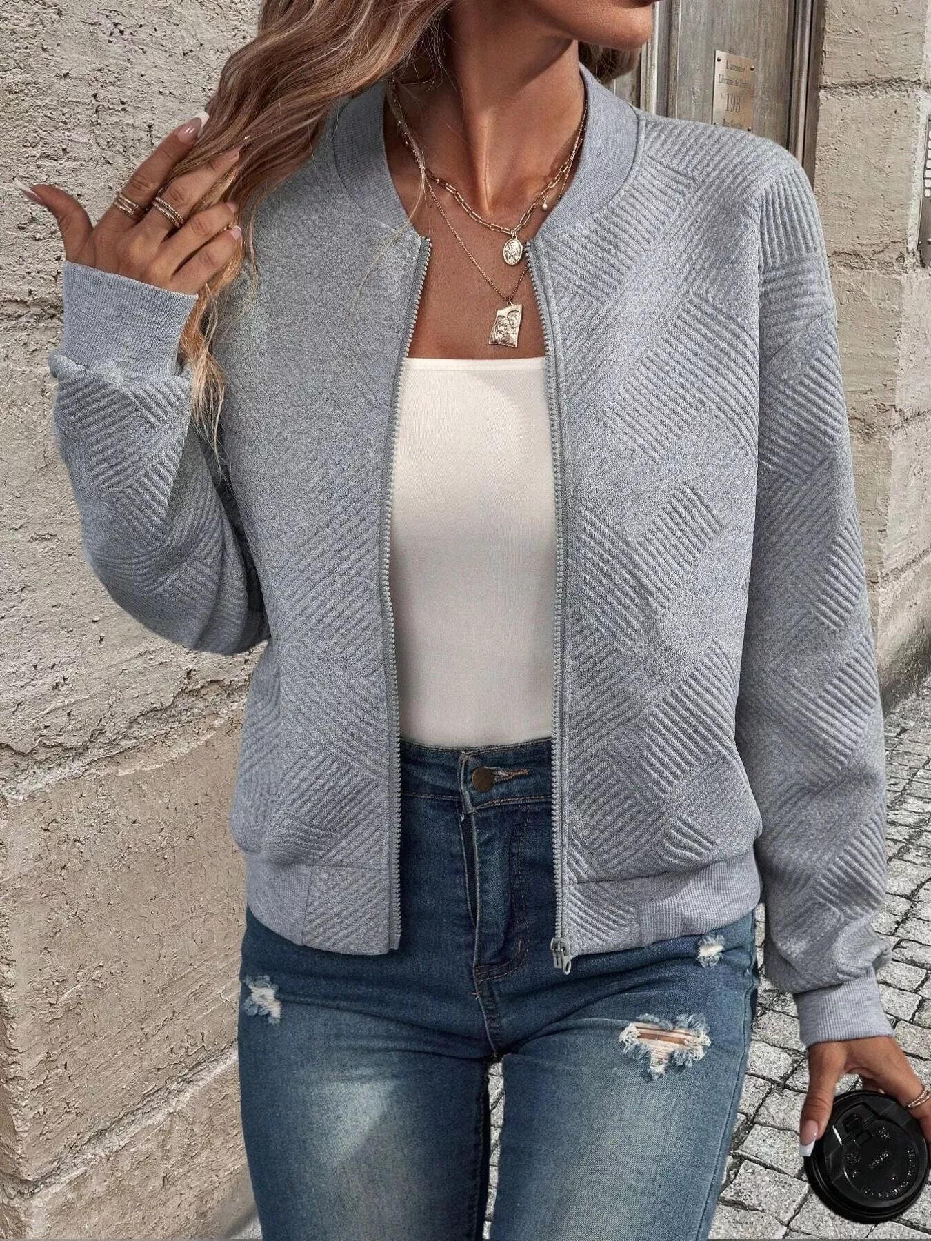 Chaqueta bomber con cremallera y textura