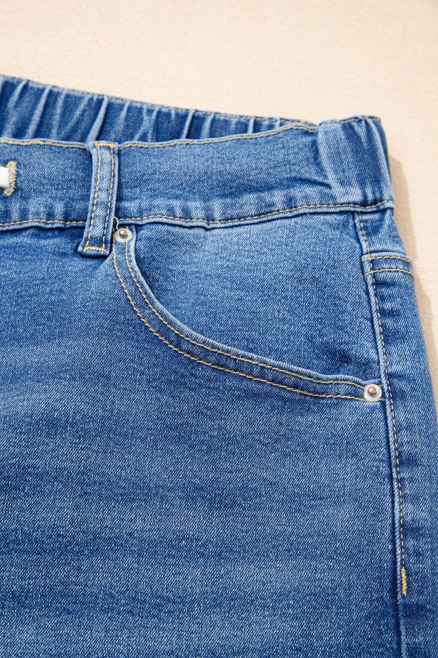 Vaqueros plus size de lavado ácido azul claro con cordones de contraste