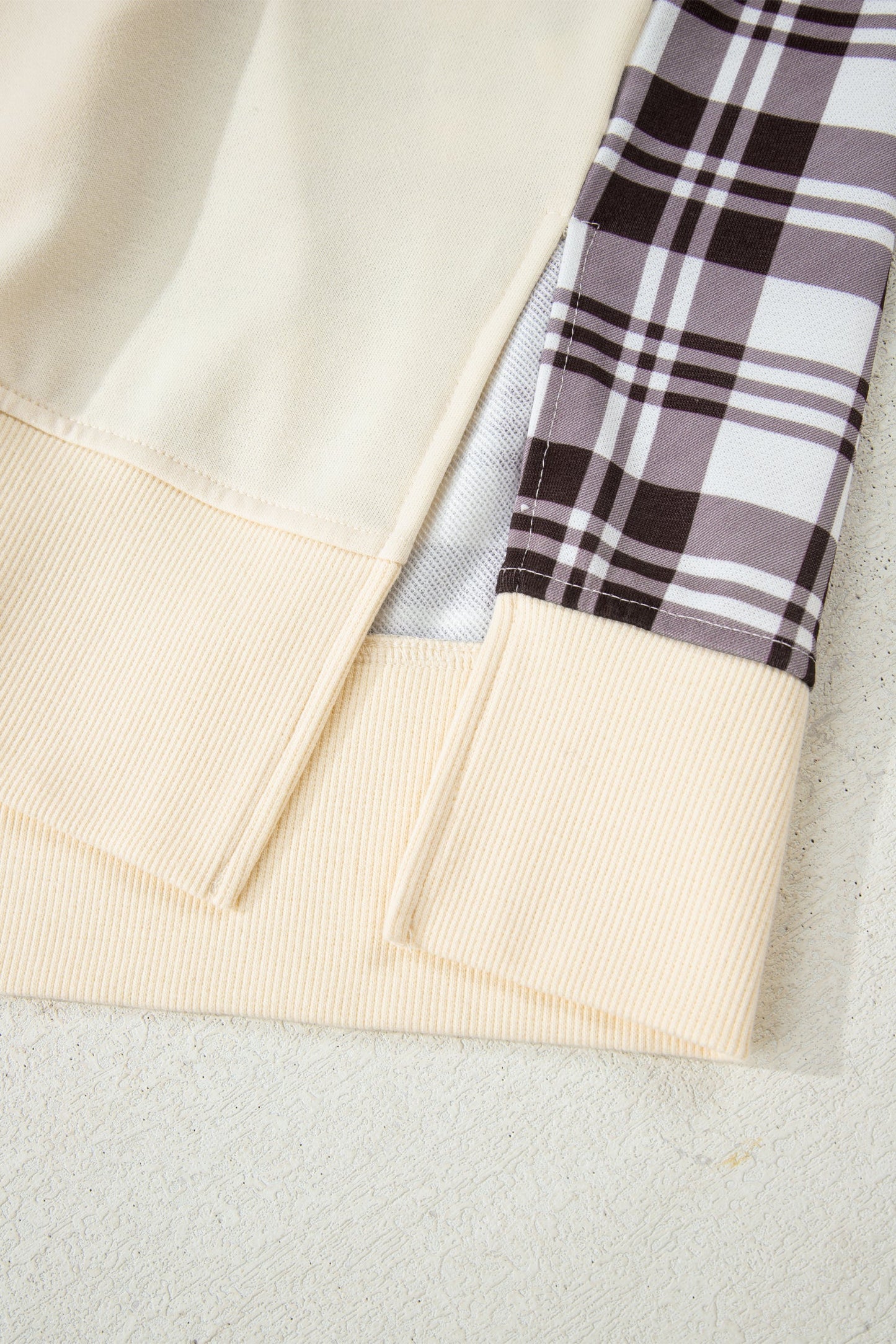 Sudadera con abertura lateral y retales de cuadros beige