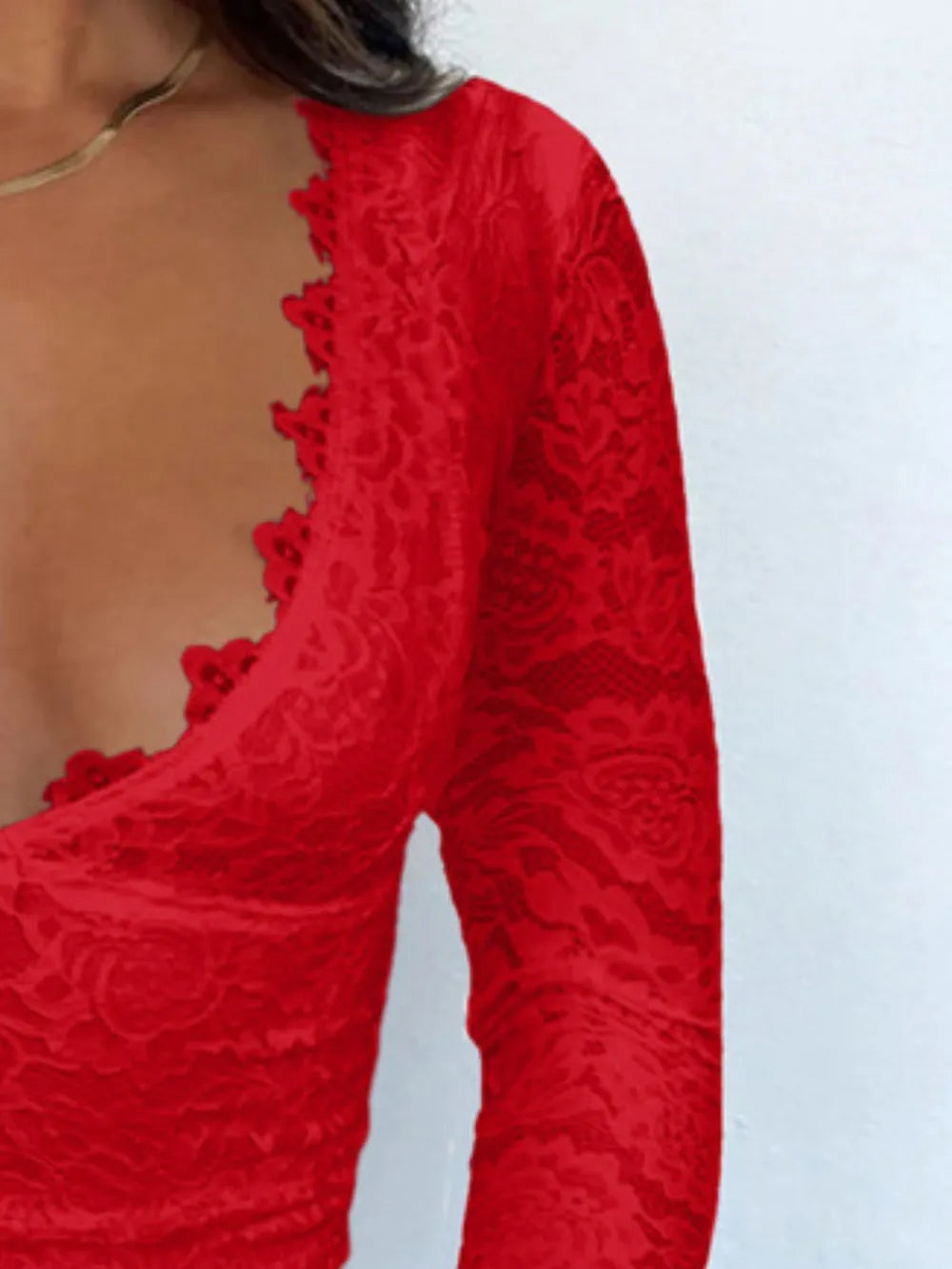 Top de encaje de manga larga con cuello de pico Devine