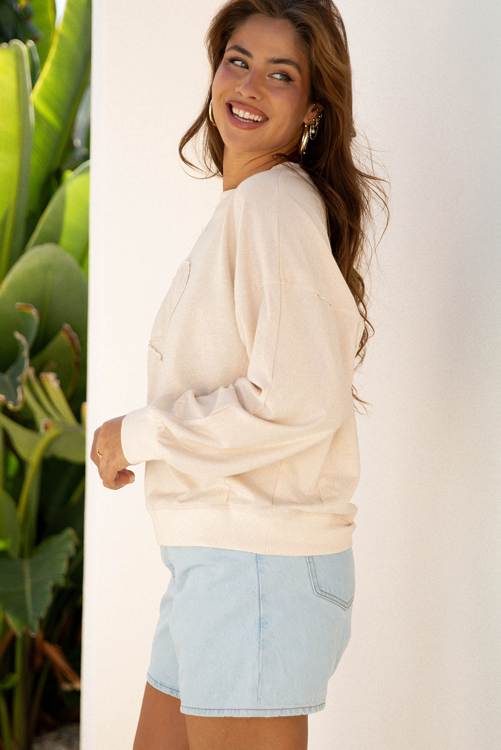 Blusa casual con parche floral, borde sin rematar y hombros caídos color café