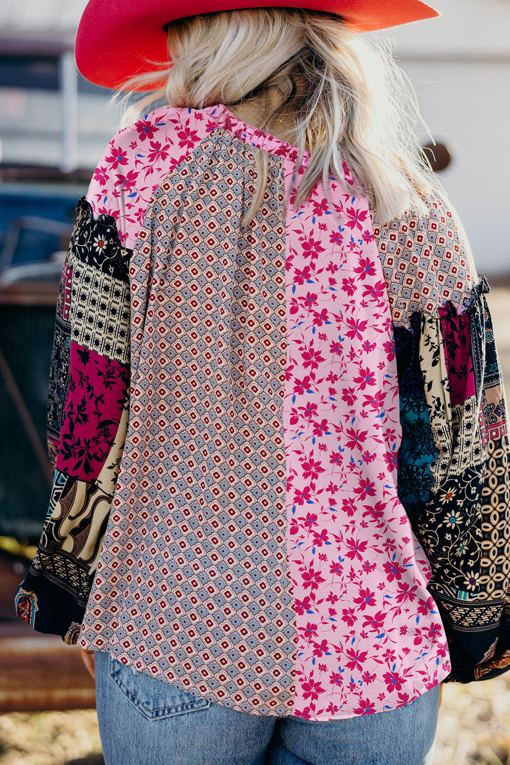 Blusa rosa estilo bohemio con retales florales mixtos, hombros caídos y mangas abullonadas