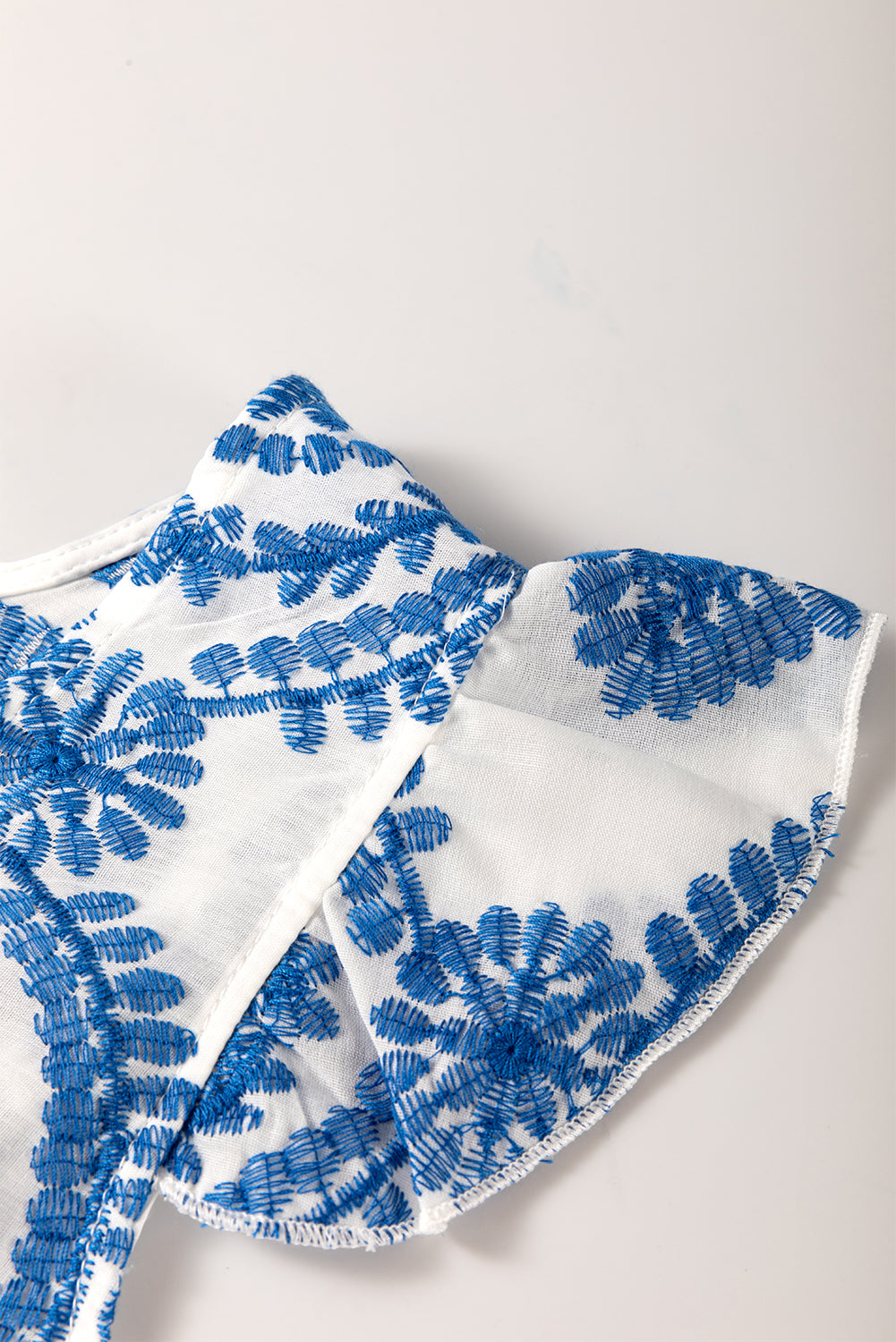 Blusa azul con estampado bohemio, manga con volantes y cuello redondo
