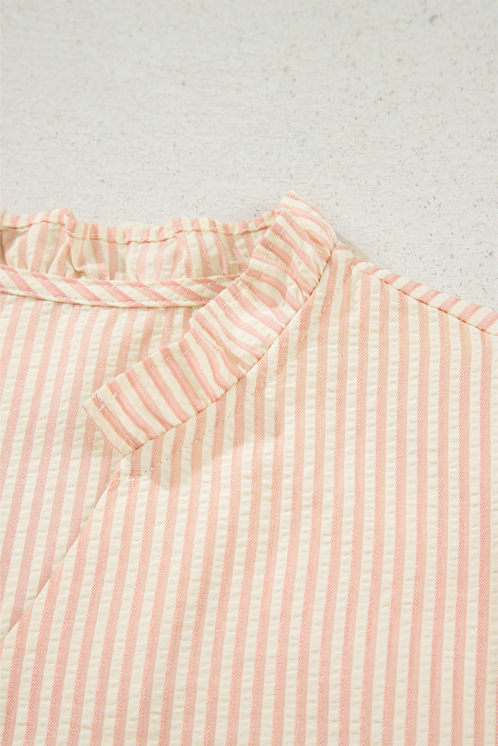 Blusa con cuello en V, manga abullonada, lazo a rayas rosas y adorno de perlas