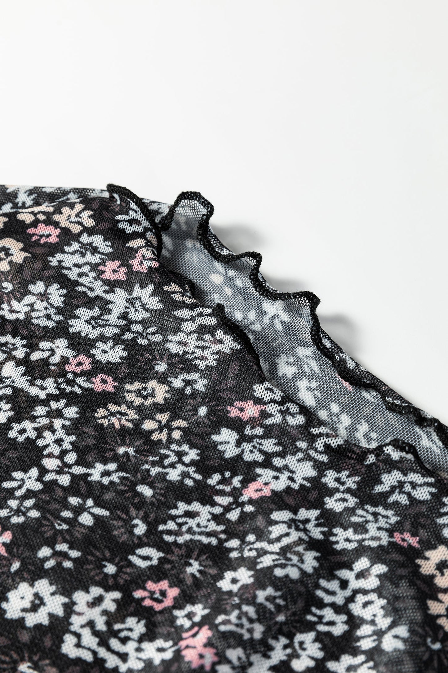 Top ajustado de malla con estampado floral pequeño y orificio para el pulgar