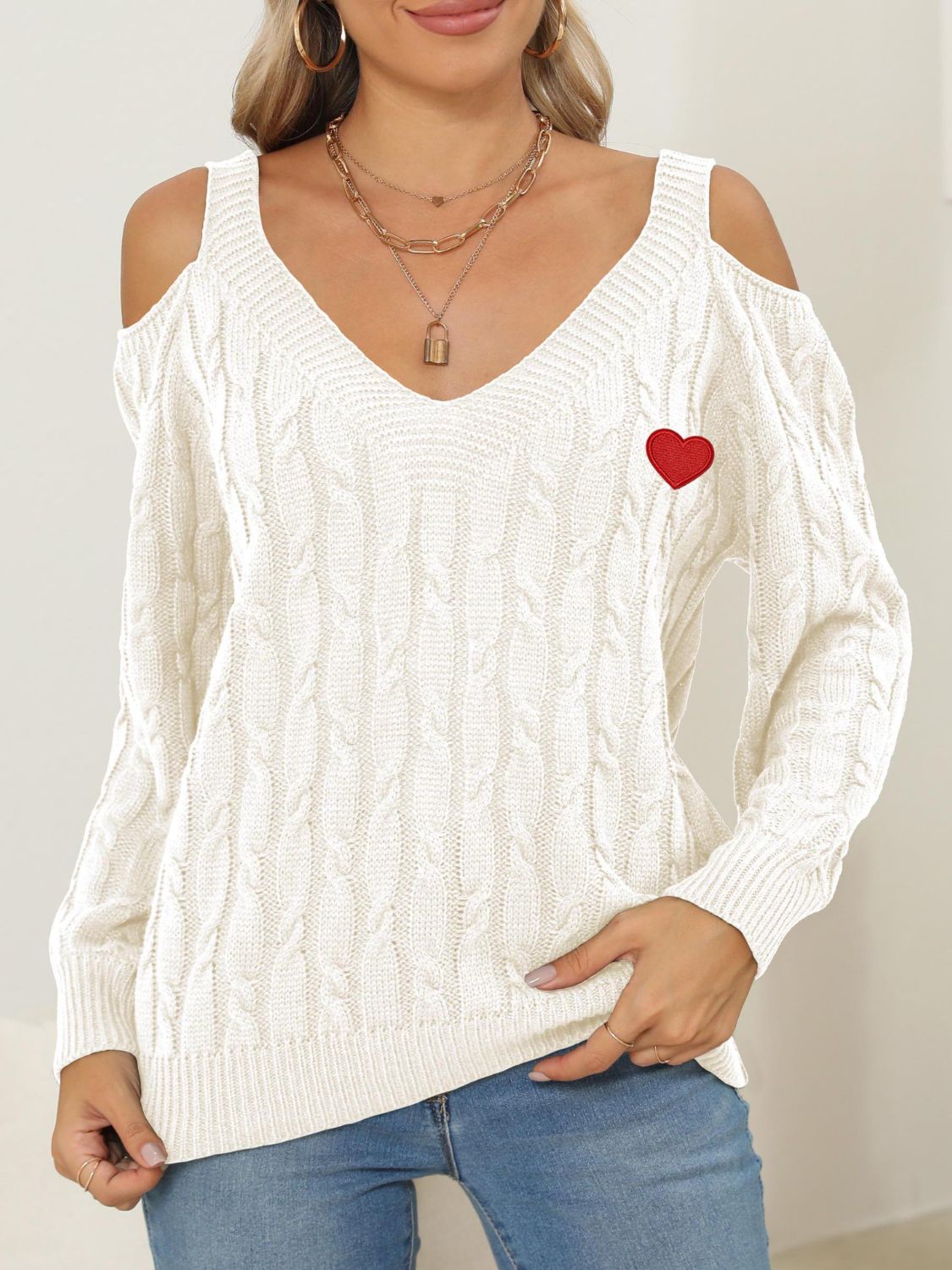 Suéter de punto trenzado con cuello de pico y corazón