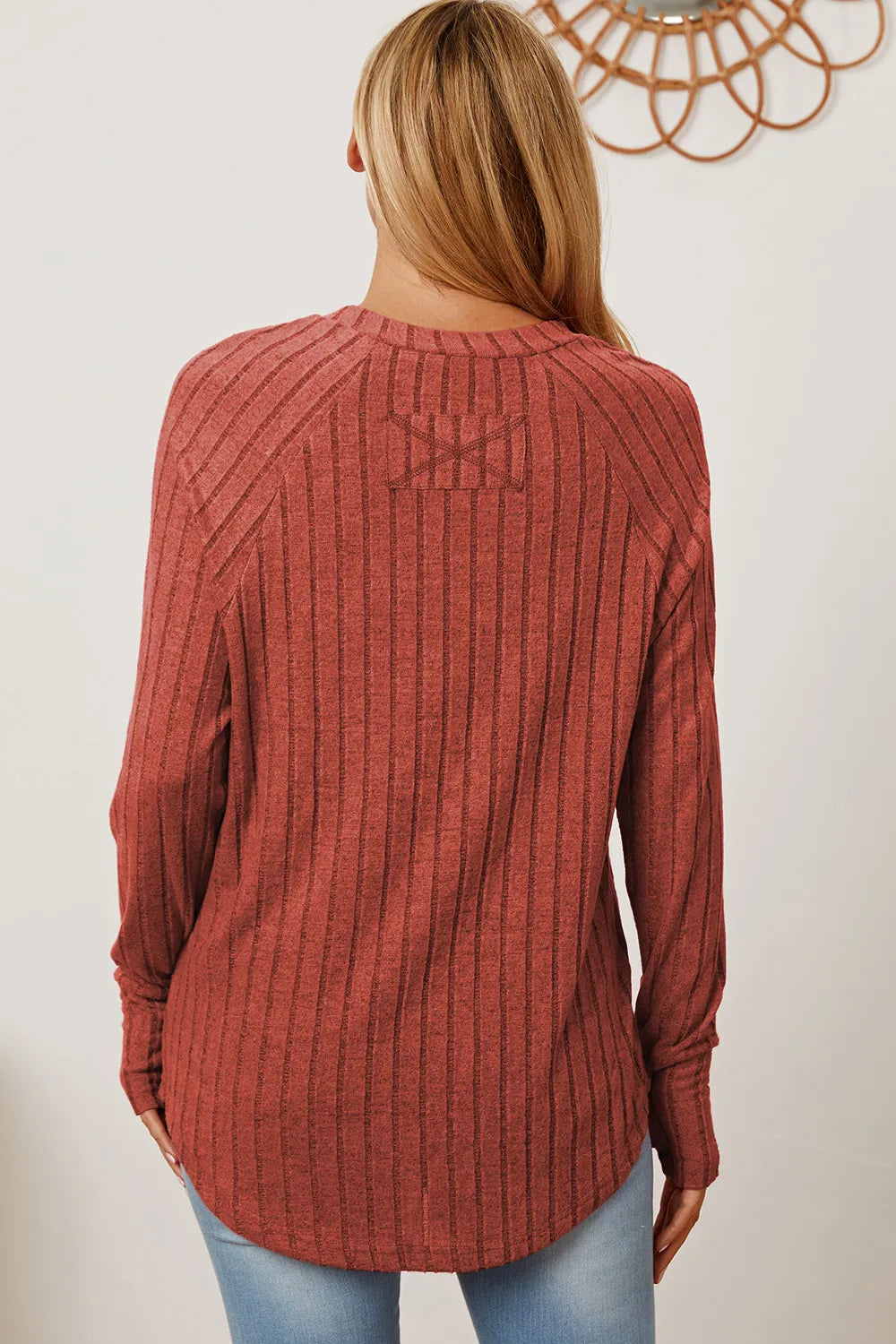 Camiseta básica de canalé con manga de orificio para pulgar y de talla completa para mujer