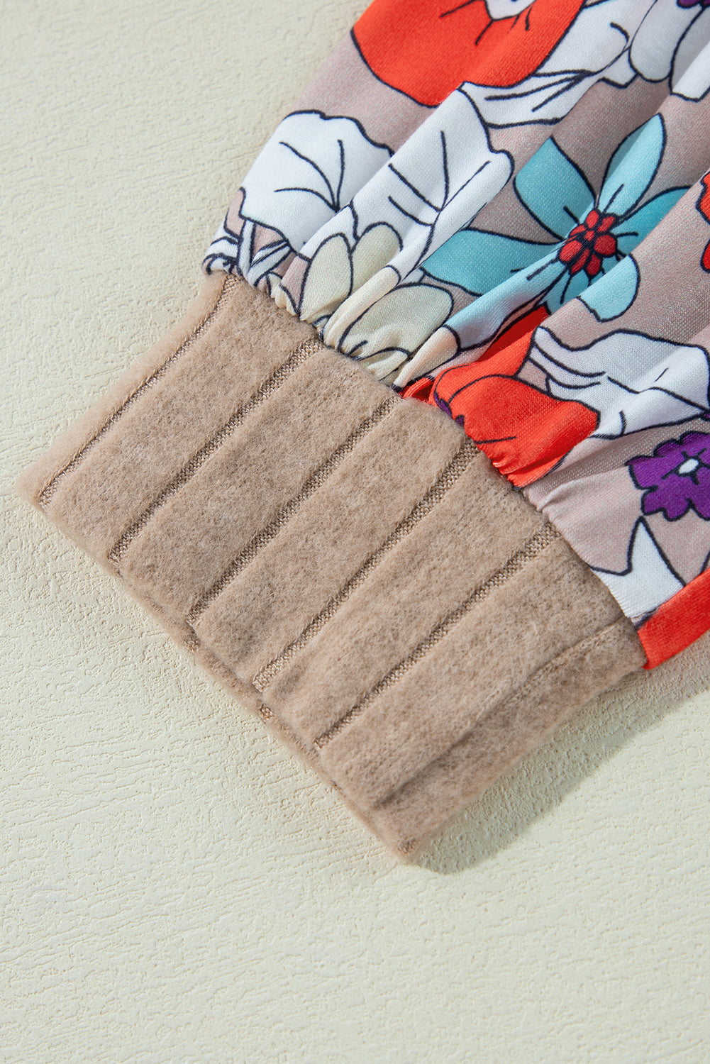 Blusa acanalada de manga larga con retazos florales pergamino