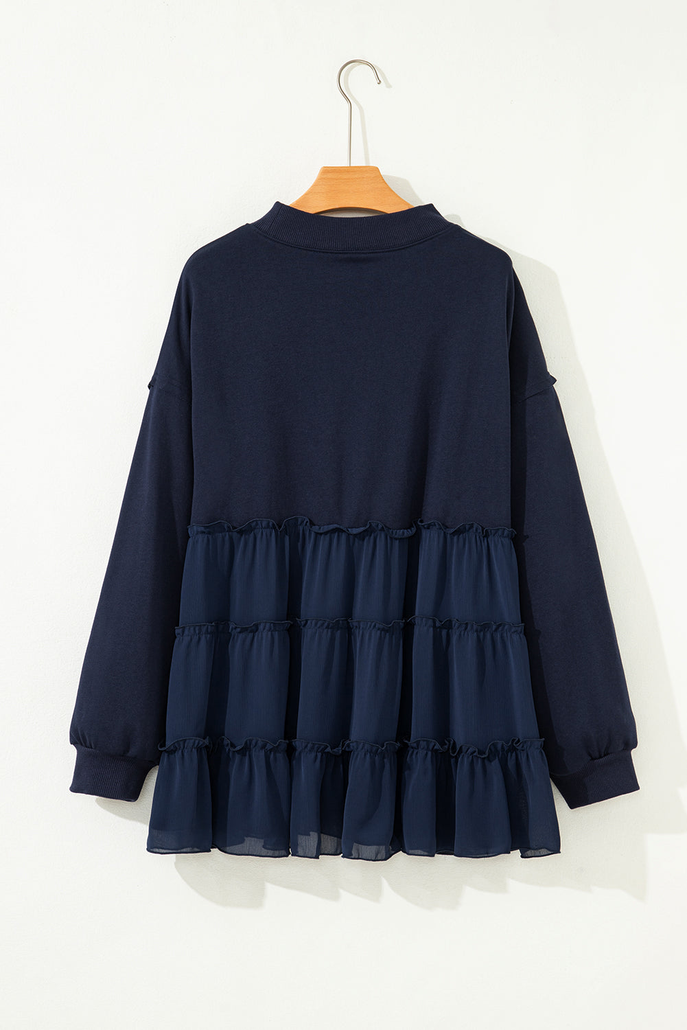 Top de talla grande azul marino con cuello redondo acanalado y volantes escalonados
