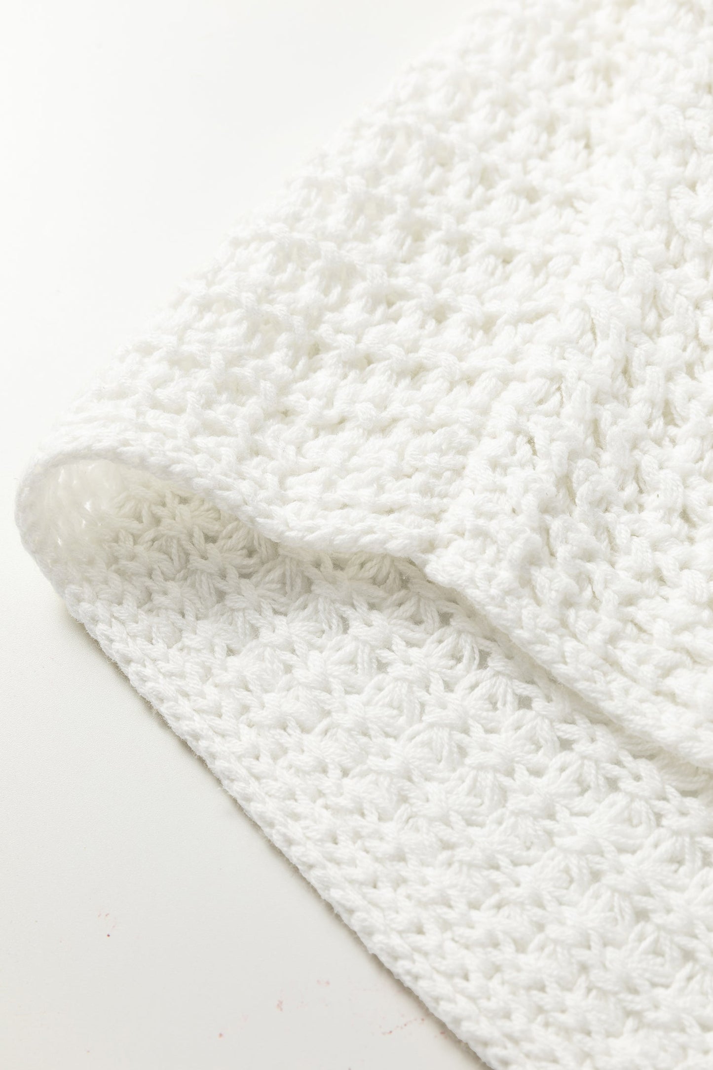 Suéter holgado con mangas anchas y detalles calados blancos