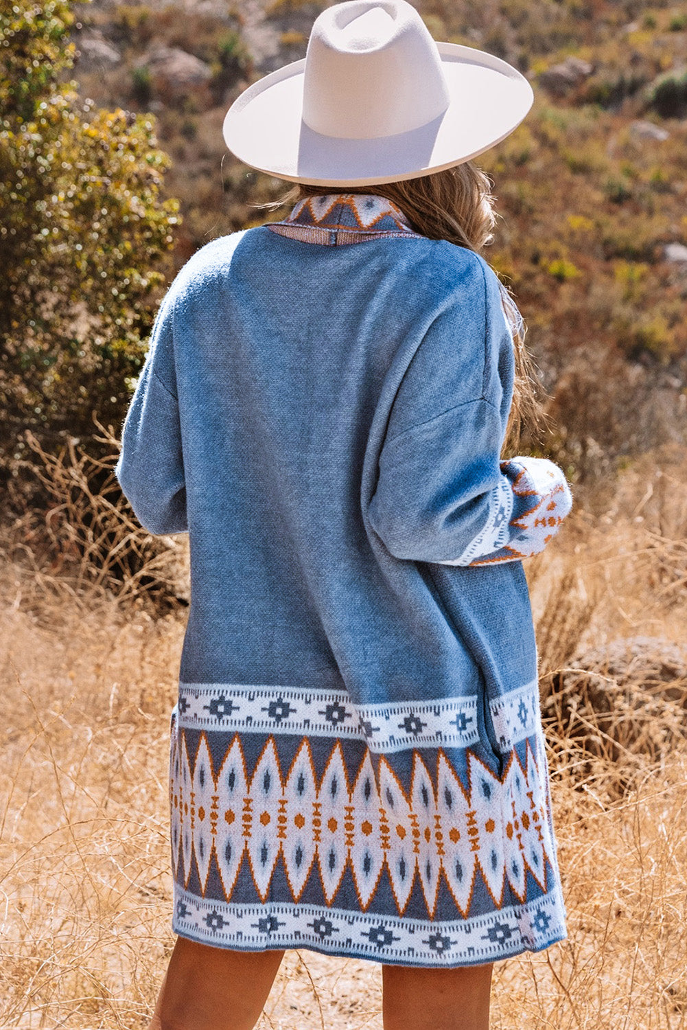 Cárdigan de punto azul con estampado azteca y frente abierto
