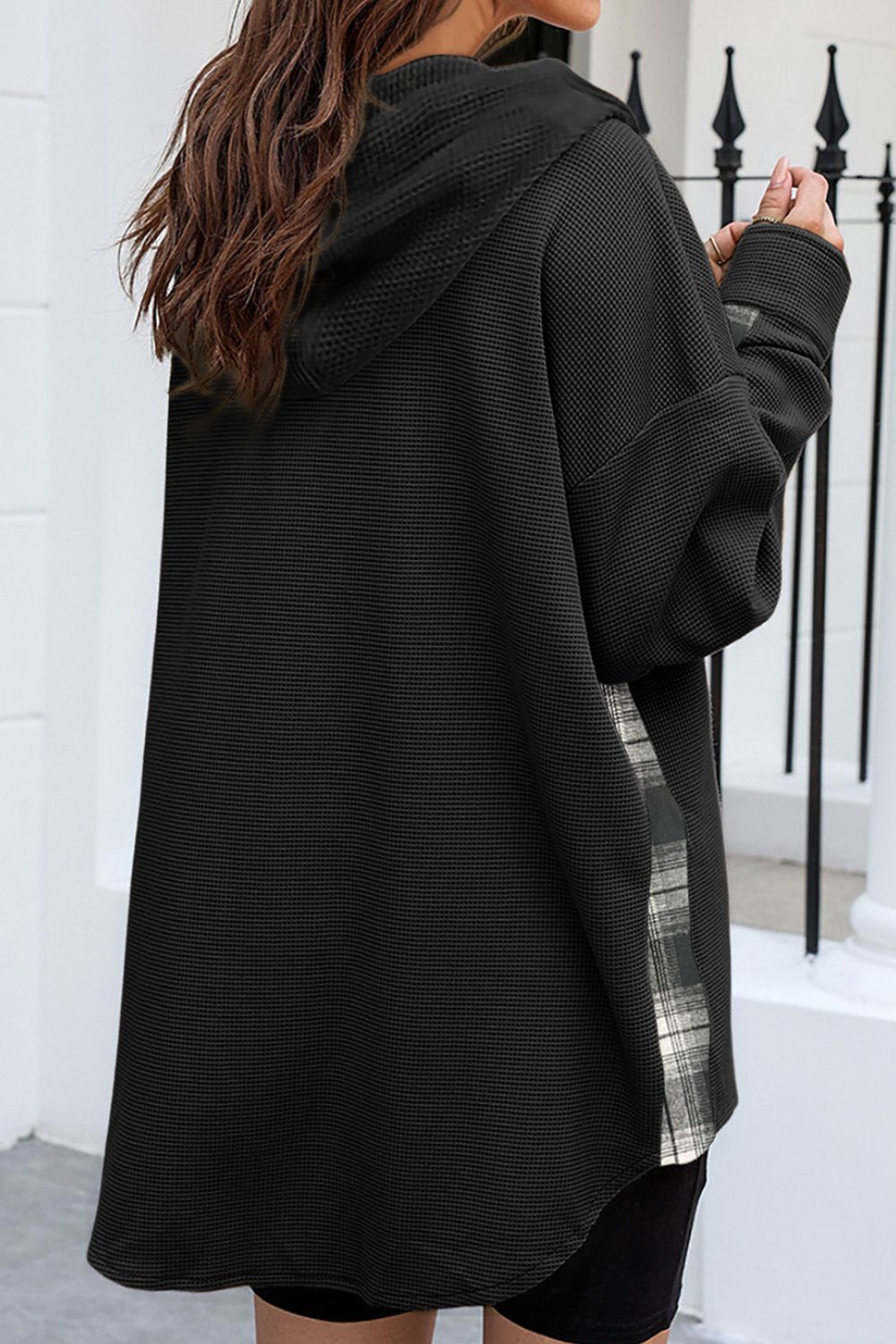 Chaqueta tipo camisa con capucha y cordón, patchwork de cuadros y tejido de gofre