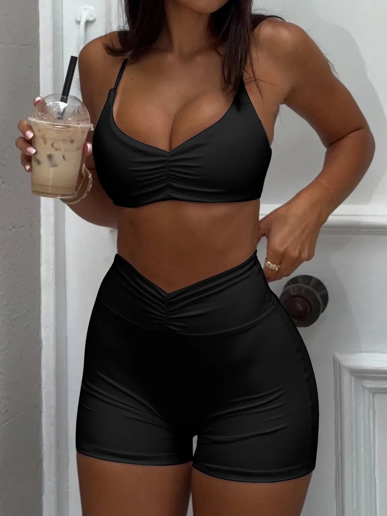 Conjunto deportivo de top ruched y shorts de tiro alto