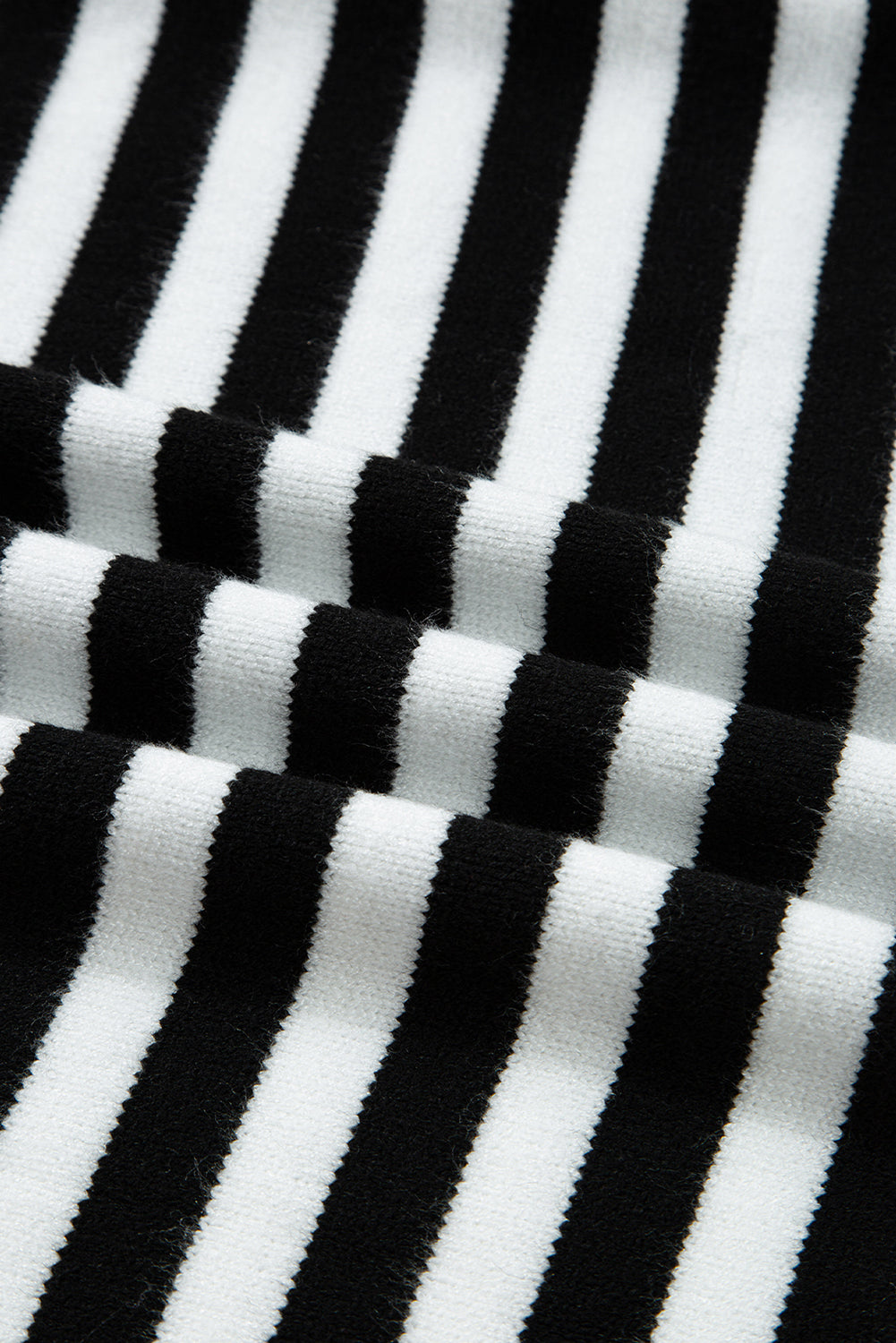 Suéter elegante con mangas color block a rayas en negro
